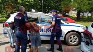Ври и кипи след арестите в циганската махала в Бургас, близки на закопчаните обсаждат полицията ВИДЕО