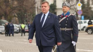 Каракачанов внася законопроект за доброволната казарма следващата седмица