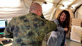 Херо Мустафа се оказа заобиколена от наши и американски военни СНИМКИ