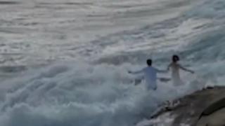 Младоженци преживяха страшен кошмар на брега на океана ВИДЕО 
