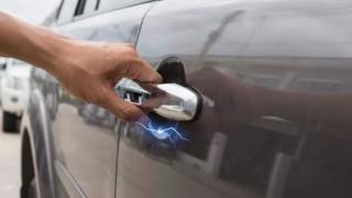 Опитни шофьори казаха как да не ви удря ток от колата