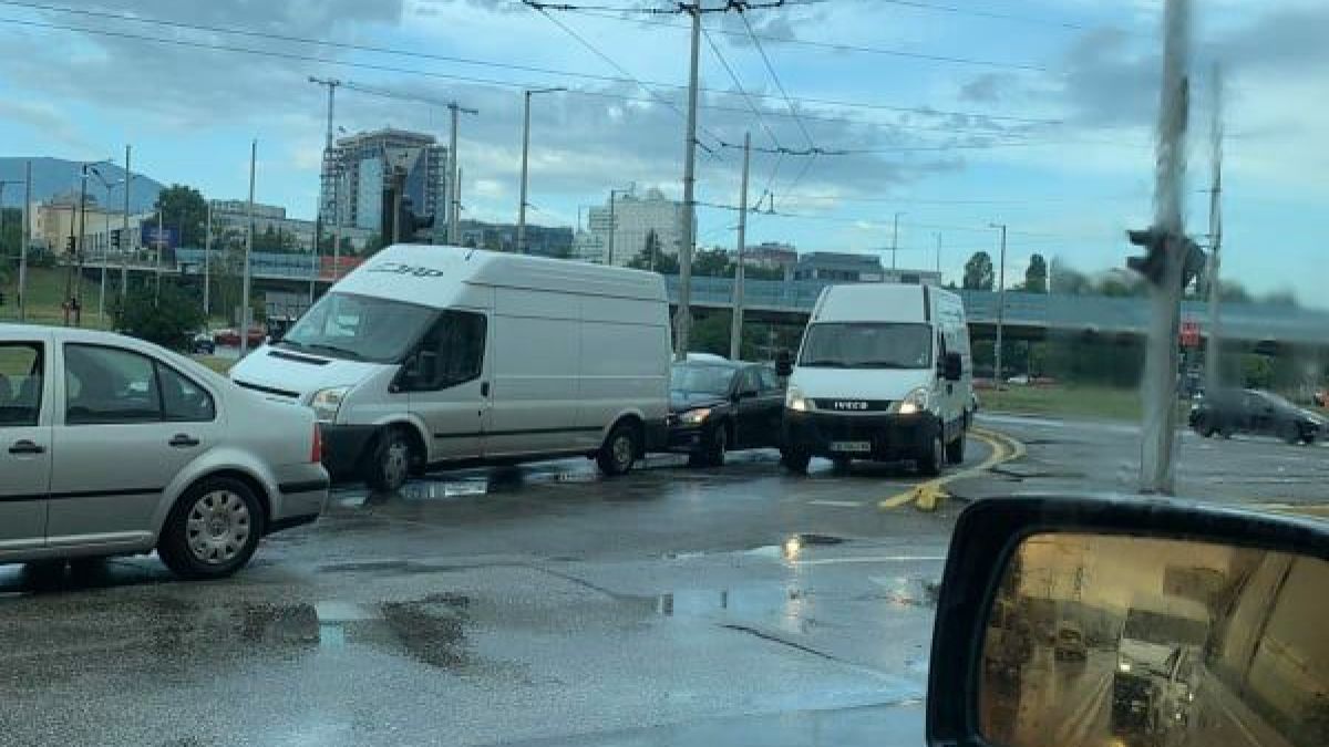 Първо в БЛИЦ! Джигит направи голяма беля заради лятната буря в София СНИМКИ
