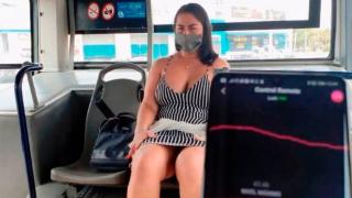 Порнозвезда се отдаде на разврат в градски рейс, но забрави за маската и... СНИМКИ 