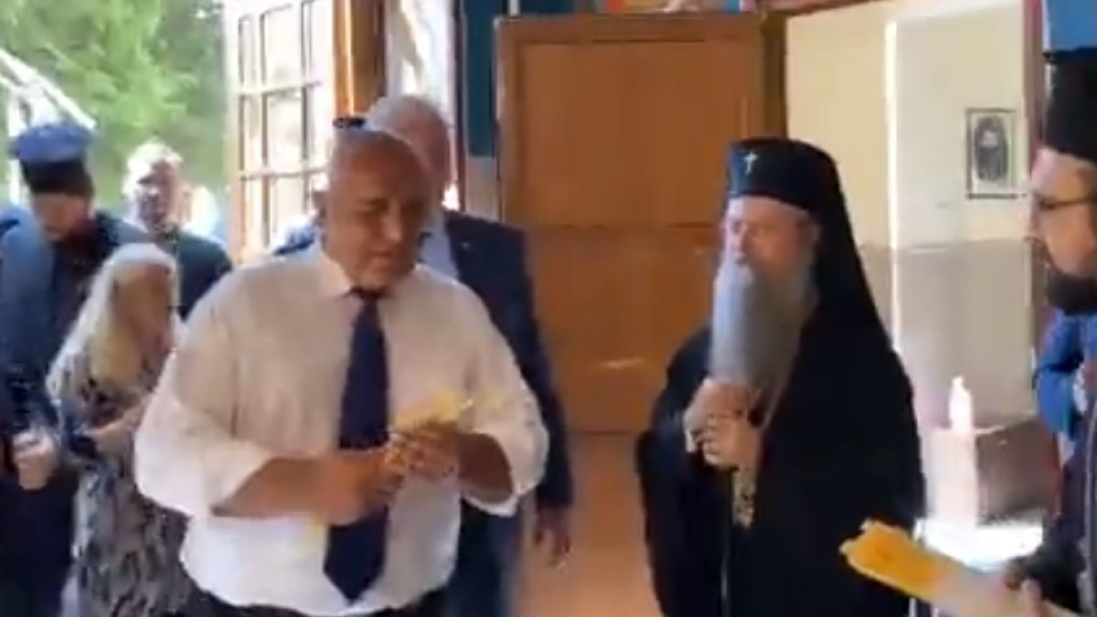 Борисов запали свещ в храма в Пловдивската семинария и напомни за нещо много важно ВИДЕО