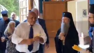 Борисов запали свещ в храма в Пловдивската семинария и напомни за нещо много важно ВИДЕО