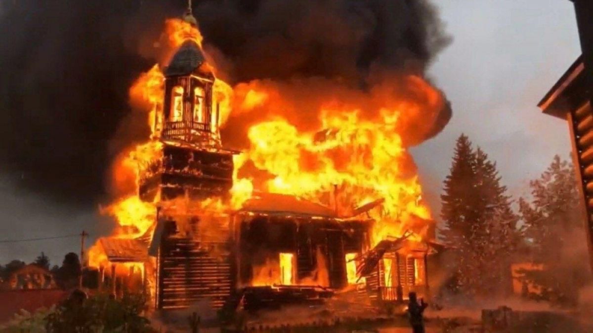 Зрелищно ВИДЕО: Мълния унищожи старинна църква 