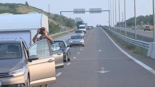 Кошмарът на ГКПП "Кулата" в пълен! Опашката от автомобили е вече над 12 км! ВИДЕО