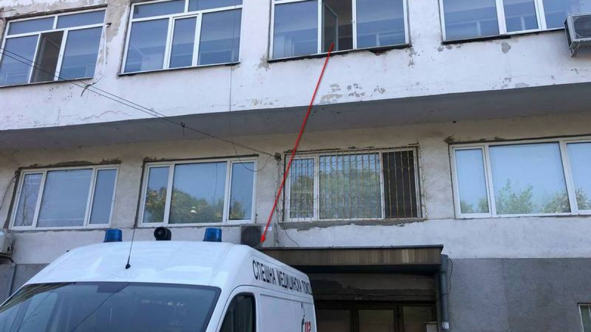 Чисто гол пациент полетя от реанимацията на бургаска болница СНИМКИ