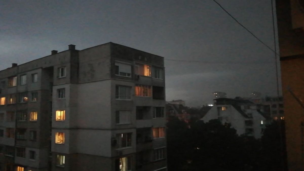 Небето над София се отвори и стана страшно СНИМКИ