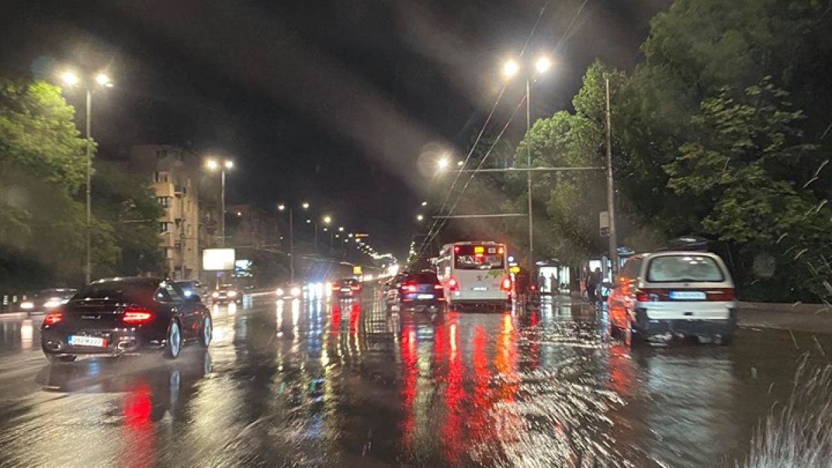 Апокалипсис в София! Има блокирани под вода хора, капаците на шахтите гърмят като тапи ВИДЕО