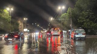 Апокалипсис в София! Има блокирани под вода хора, капаците на шахтите гърмят като тапи ВИДЕО