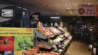 Кошмарът след бурята, брулила София, е пълен! Рухна покривът на хипермаркет "Била" на бул. "България" ВИДЕО