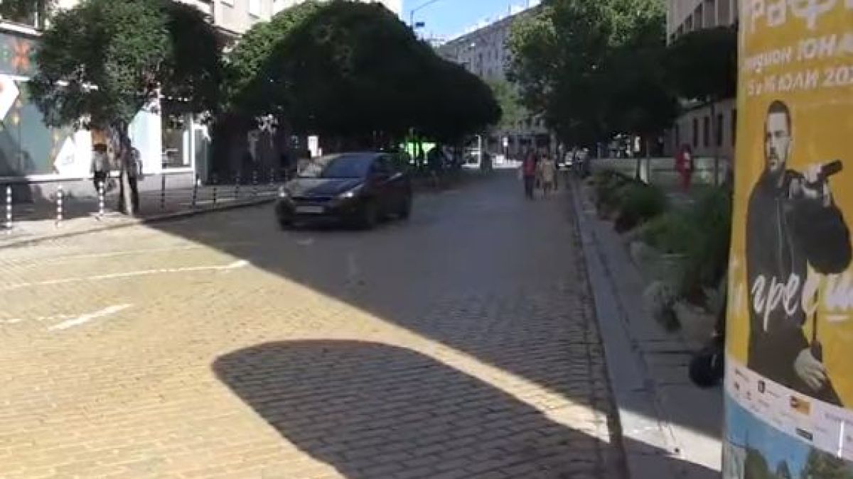 БЛИЦ TV: Шофьори си джиткат спокойно по новата пешеходна зона в топцентъра на София