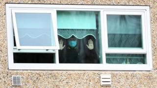 "Като животни в клетка" – 3000 души в блокове в Мелбърн заради коронавируса