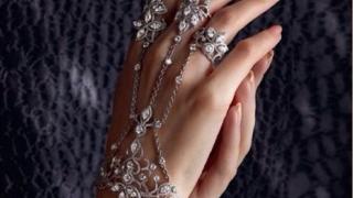 Тя е супермодел и изкарва милиони, но никой не знае как изглежда, защото...