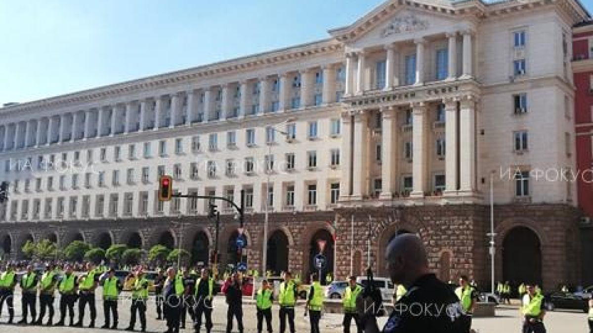 Привърженици на ГЕРБ се събраха на контрапротест пред МС