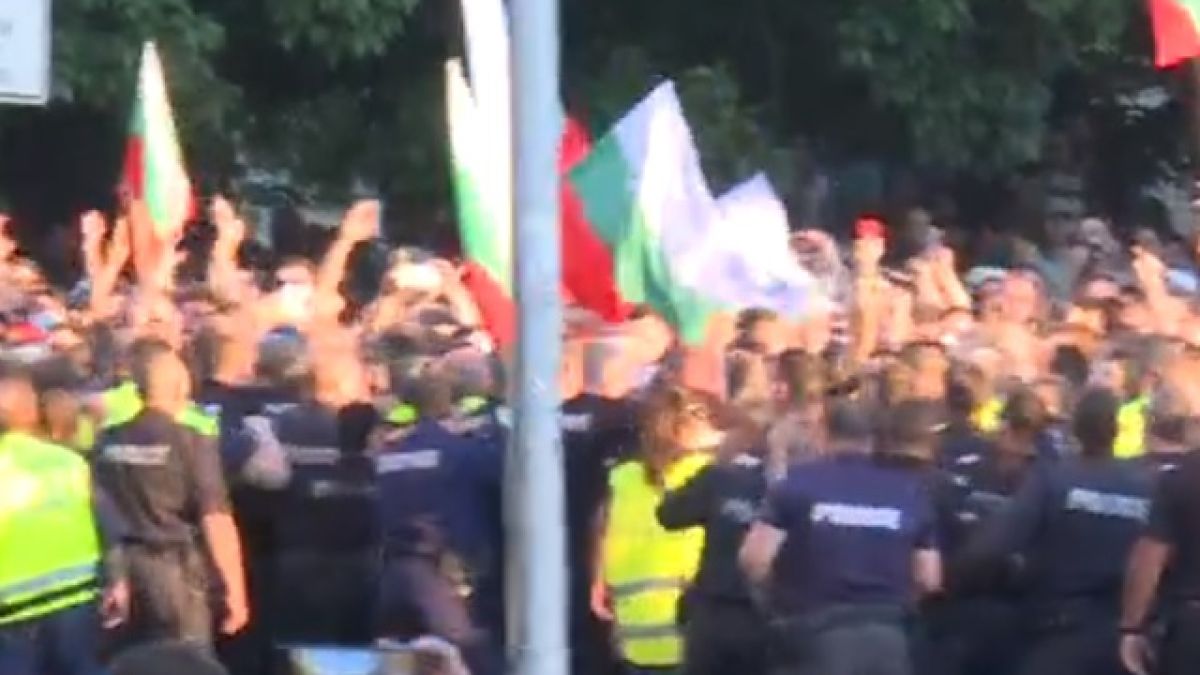 Извънредно: Напрежението ескалира! Протестиращите се сблъскаха с полицията СНИМКИ