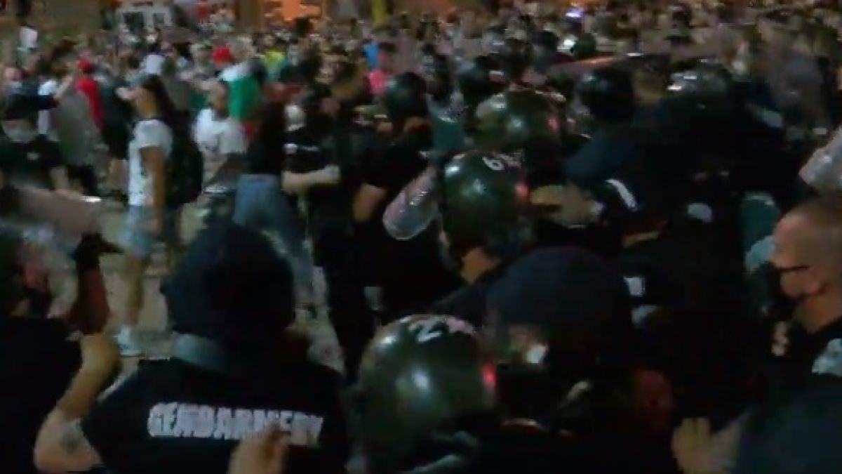 Отново сблъсъци на протеста, полицията праща подкрепление пред Министерски съвет