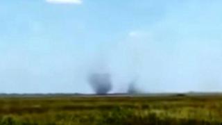 Туристи заснеха на ВИДЕО уникален и страховит природен феномен в полето 
