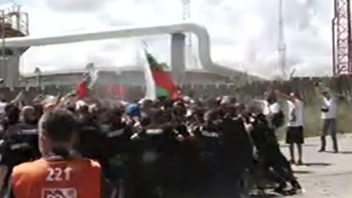 Напрежението в "Росенец" ескалира, протестиращи се сблъскаха с полицията ВИДЕО