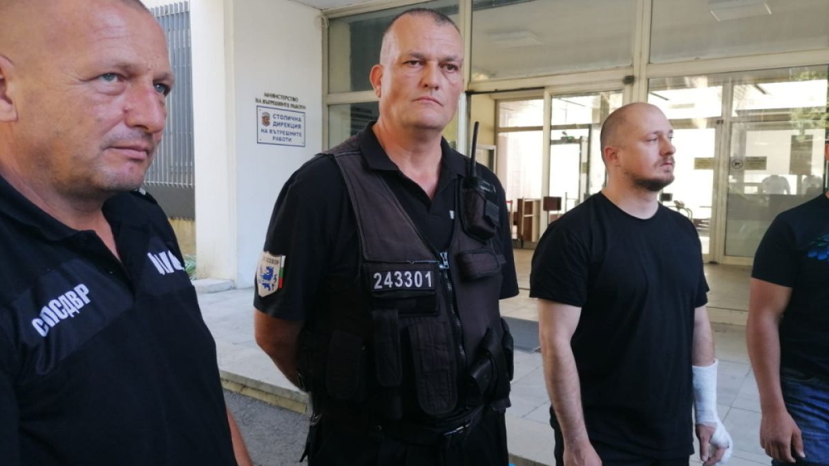 Полицаите, ранени при метежа в София, проговориха СНИМКИ