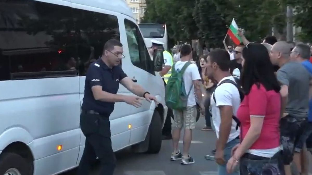 МВР показа потресаващо ВИДЕО 18+ от метежа в София