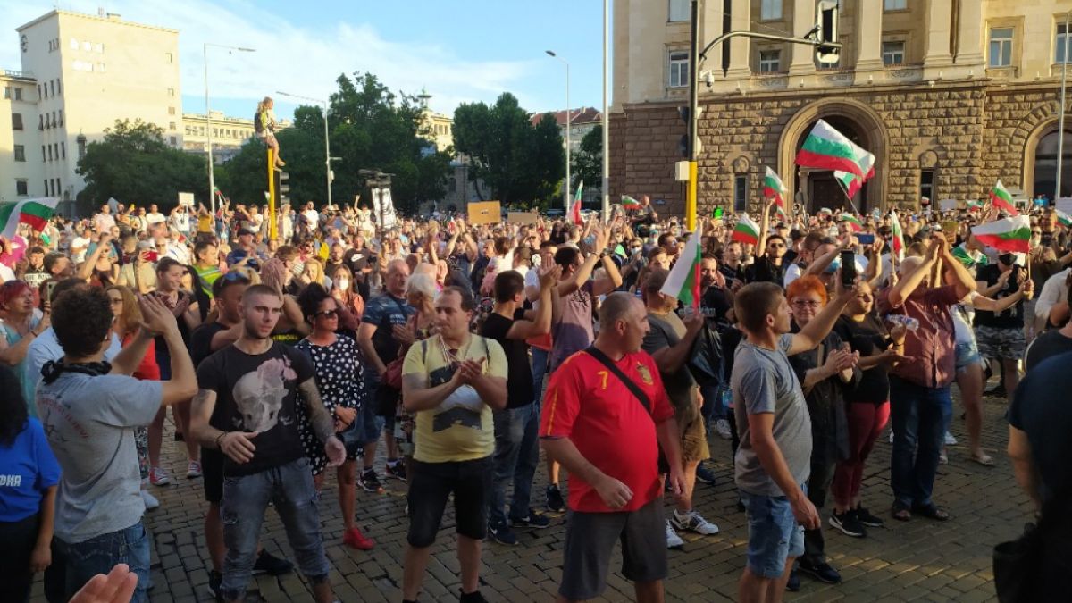 БЛИЦ TV: Протестиращите окупираха пространството пред МС