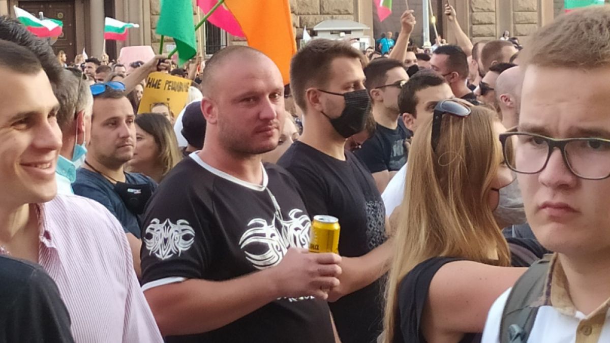 Ще се лее ли пак кръв? На Ларгото се стичат ония "протестиращи" с тъмните тениски СНИМКИ 