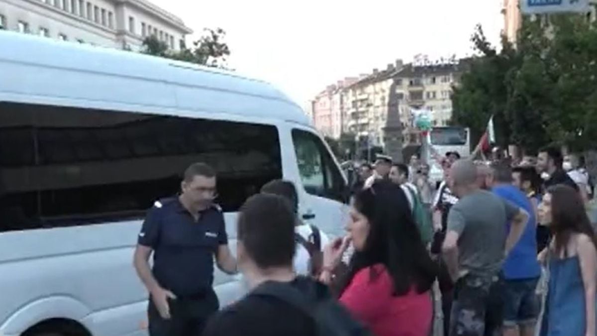 Симпатизанти на ГЕРБ от Сливен: Нападнаха ни микробуса, заплашваха ни с убийство