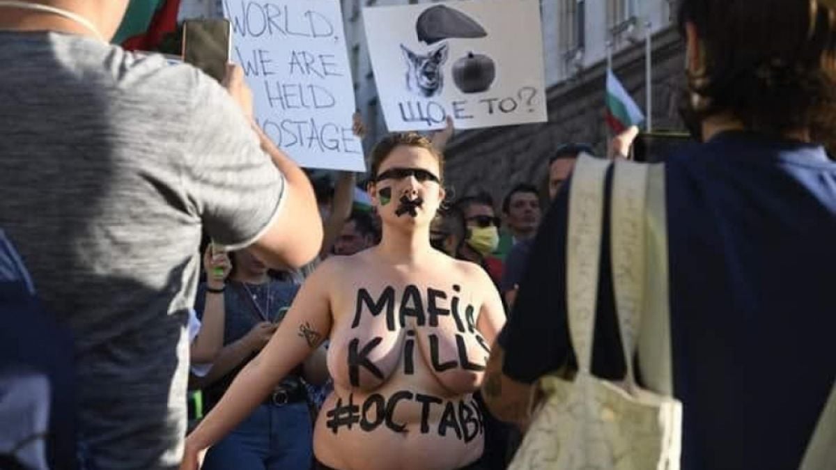 Разврат и голотии на протестите в София СНИМКИ 18+