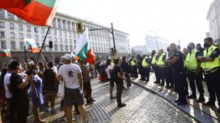 Мъжете в черни тениски пак са на протеста, готвят поровокации СНИМКИ