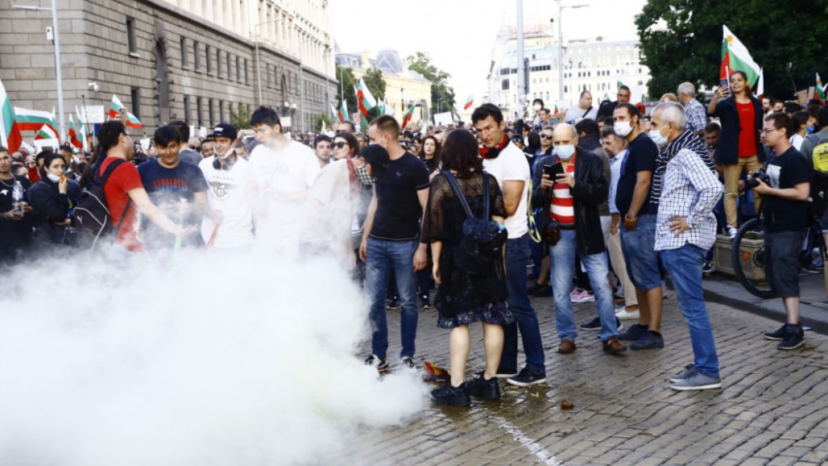 Протестиращите потрошиха кола на тв екип, запалиха димка ВИДЕО 