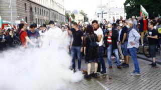 Протестиращите потрошиха кола на тв екип, запалиха димка ВИДЕО 