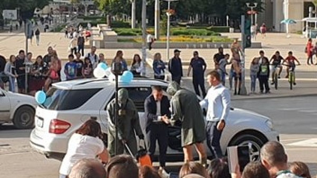 Мъже с противогази дезинфекцират абитуриент в Перник СНИМКИ 