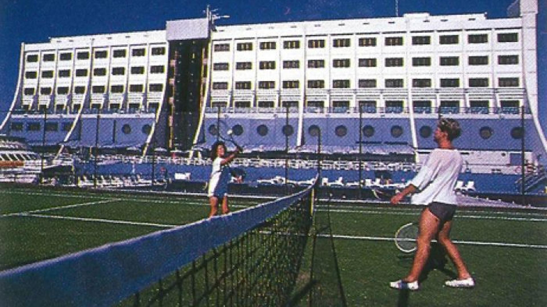 Как първият суперлуксозен плаващ хотел загина в Северна Корея