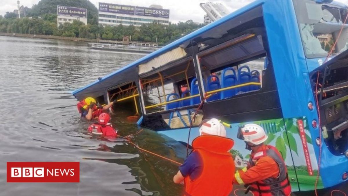 Училищен шофьор се разсърди на живота, напи се и издави 21 деца ВИДЕО