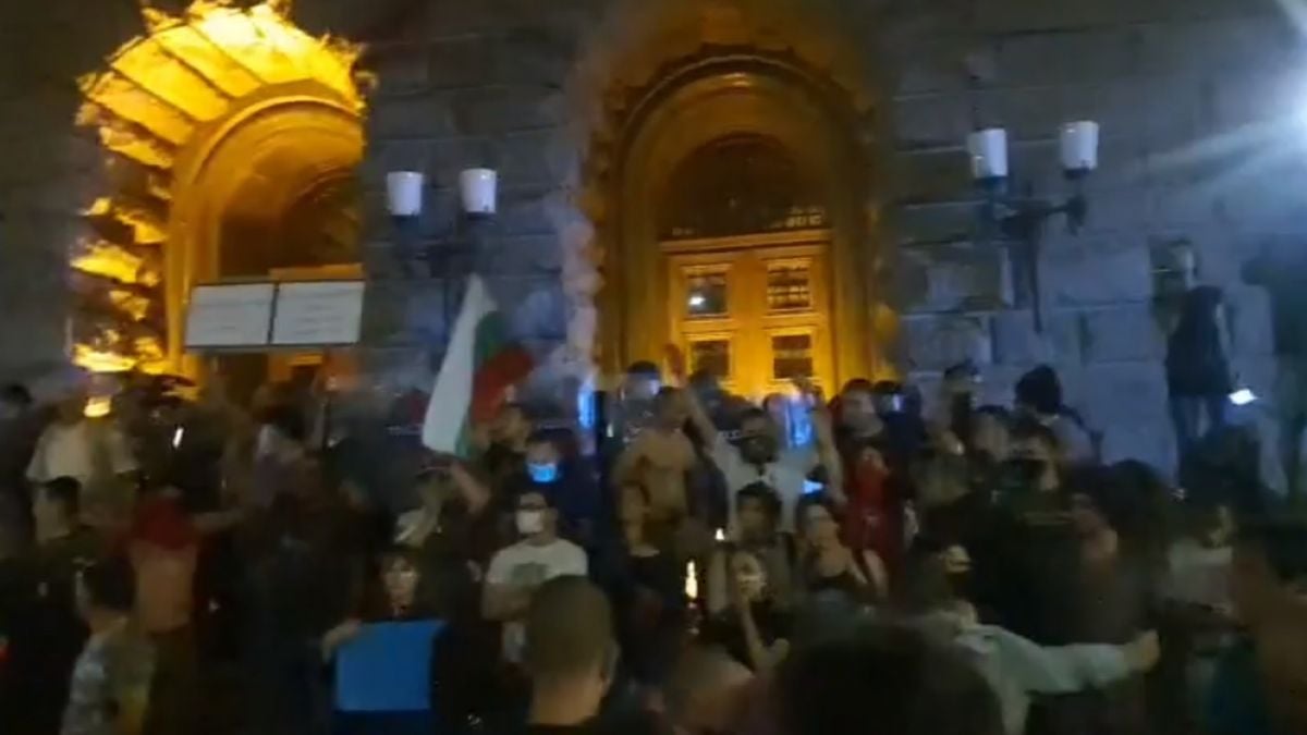 Кръв и бой на протеста в София! Щурмуваха Партийния дом СНИМКИ