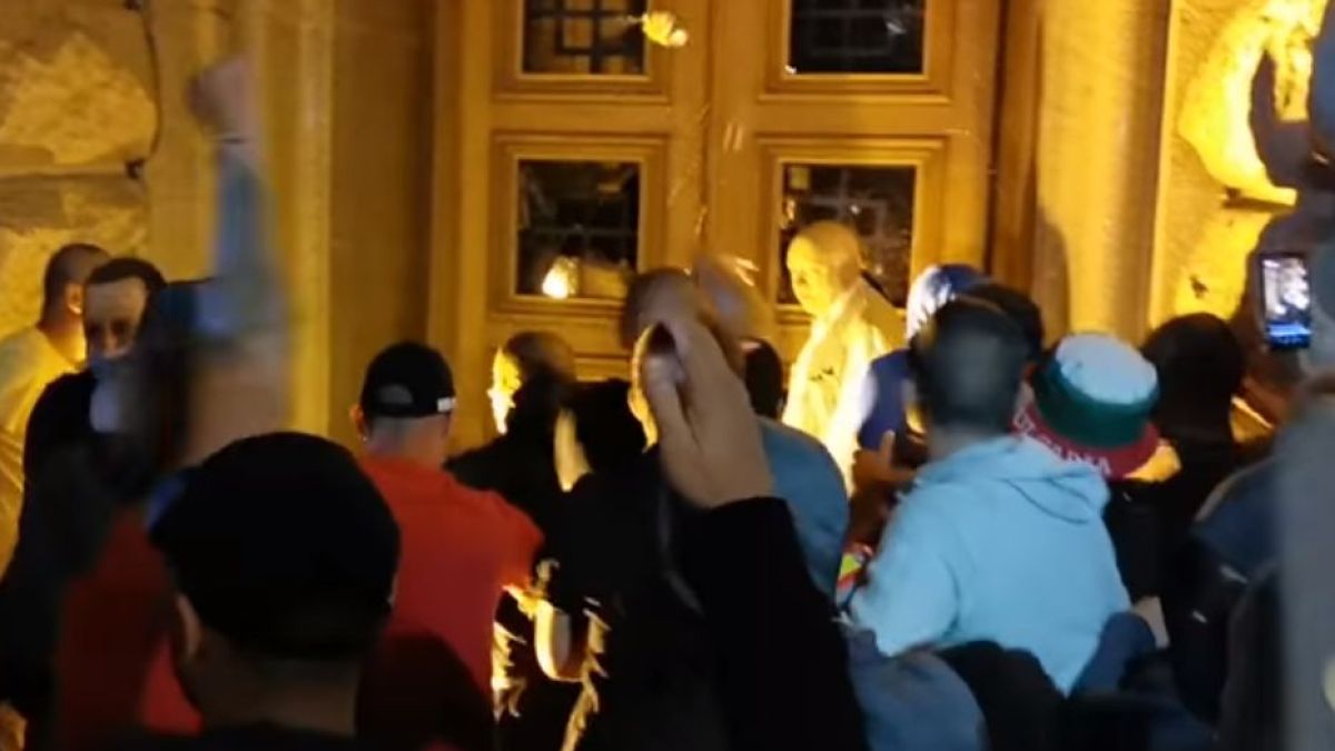 Само в БЛИЦ! Шокиращо ВИДЕО от момента на кървавия щурм в София! Зрелищни СНИМКИ
