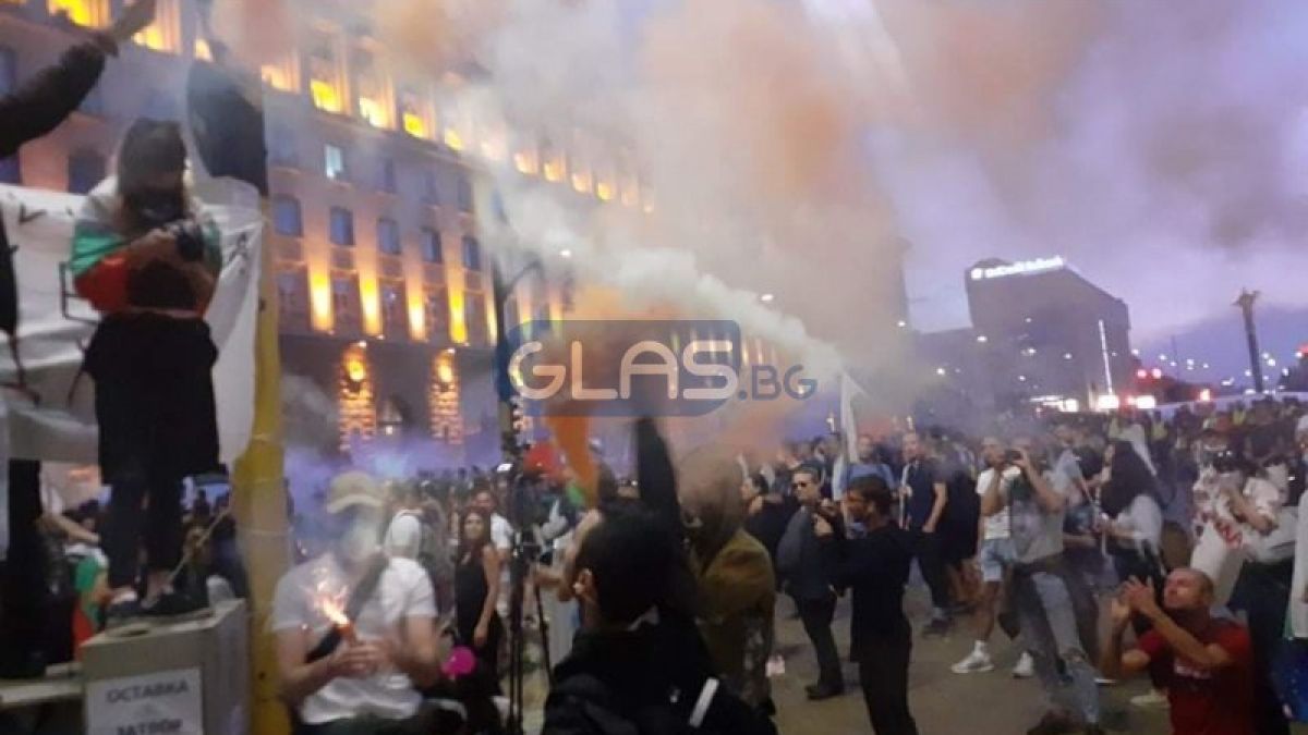 Протестиращите запалиха димки СНИМКИ 