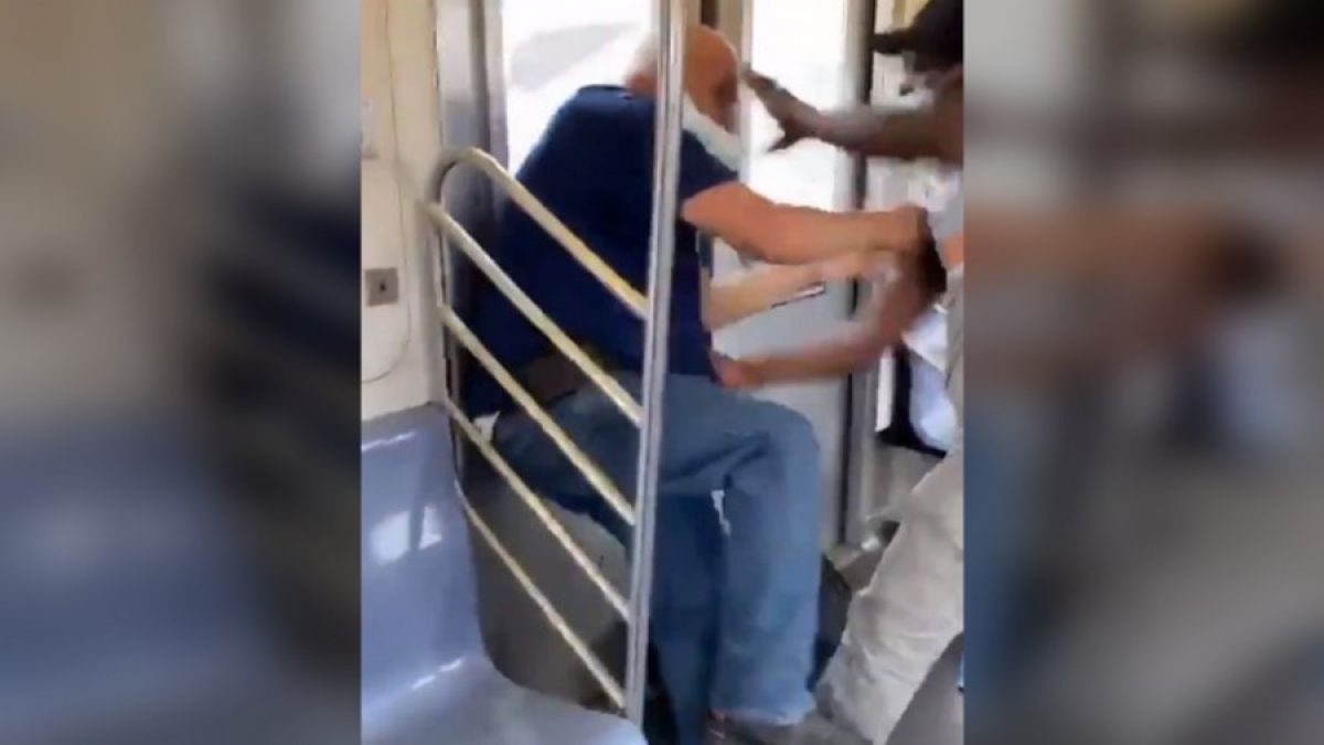 Ужас в Ню Йорк: Чернокожи партизани колят белите направо в метрото ВИДЕО