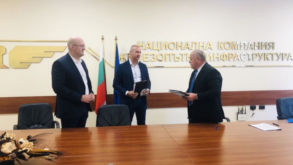 Подписаха договора за модернизацията на железопътния участък Елин Пелин-Костенец