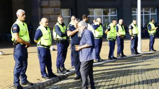 Поредна провокация на протеста: Босия хвърля домати по Министерски съвет СНИМКИ