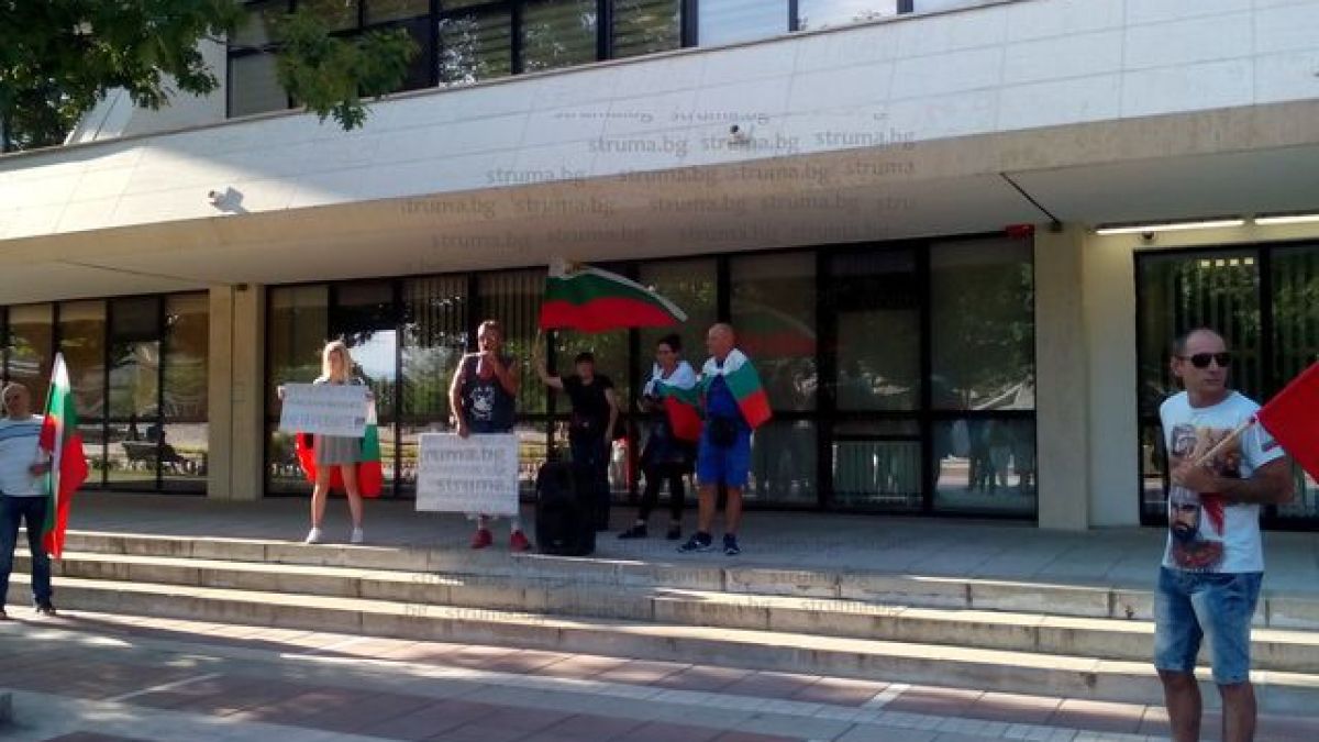 Какво се случва: Едва 30 на протест в областен град с кмет от БСП и екскмет на Цветанов