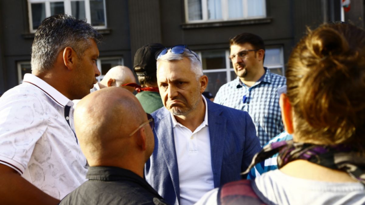 Адвокат Хаджигенов в опасна близост до Цветан Василев, Бабикян плътно до Божков