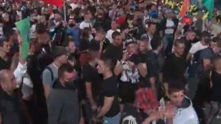 Напрежението на протестите ескалира, почнаха да мятат димки СНИМКИ 