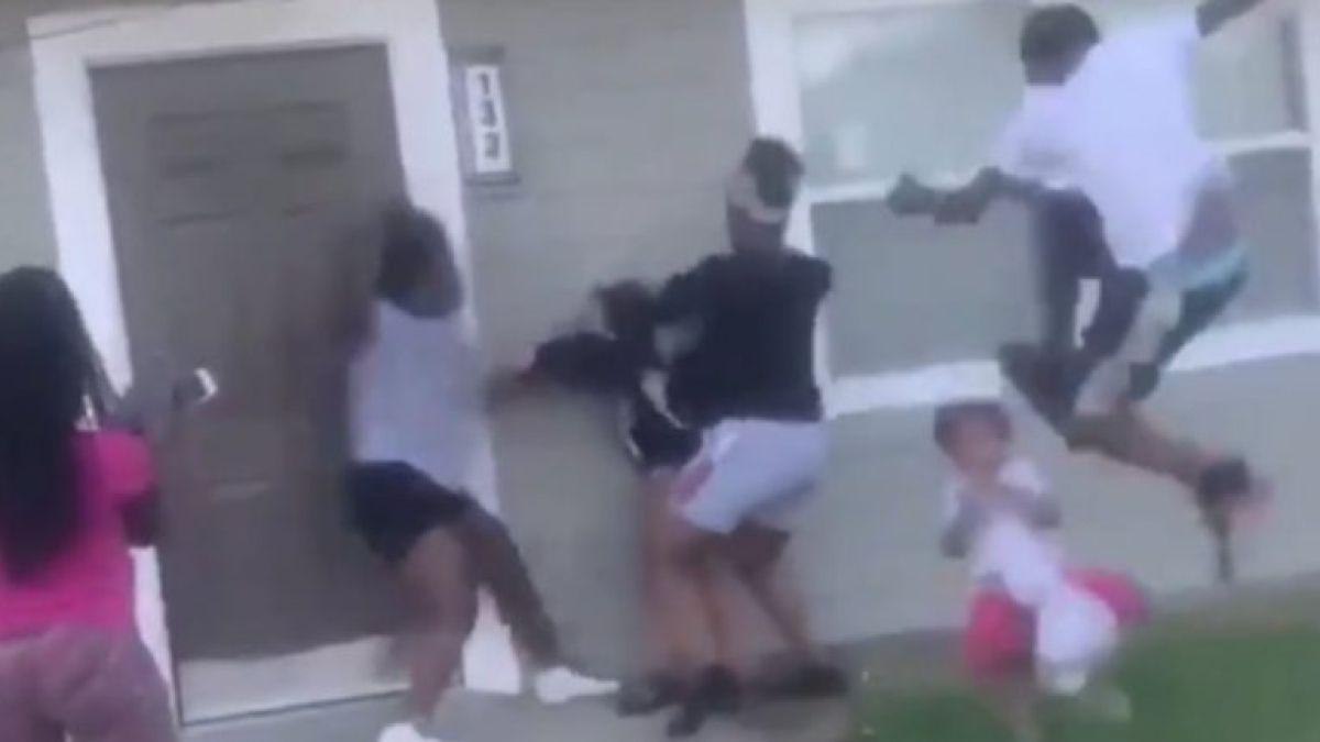 ВИДЕО 18+ ужаси света: Афроамериканчета бият зверски бременна и детето й