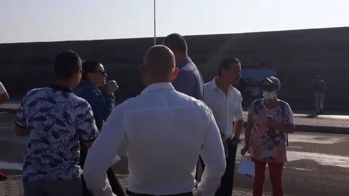 Противници и привърженици на Радев в челен сблъсък в Бургас, хулят и освиркват президента ВИДЕО