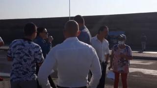Противници и привърженици на Радев в челен сблъсък в Бургас, хулят и освиркват президента ВИДЕО