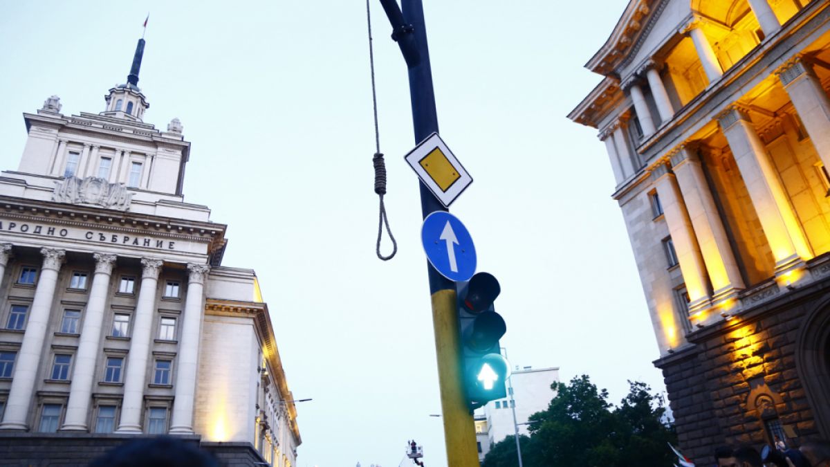 ГЕРБ с остра реакция за бесилото на протеста СНИМКА