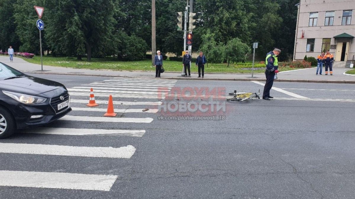 Зловещо ВИДЕО 18+: Камион прегази баба с колело, оказа се "безсмъртна"